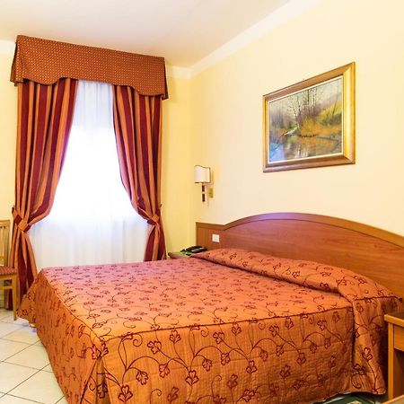 Hotel Ristorante Paladini Carisio Екстер'єр фото