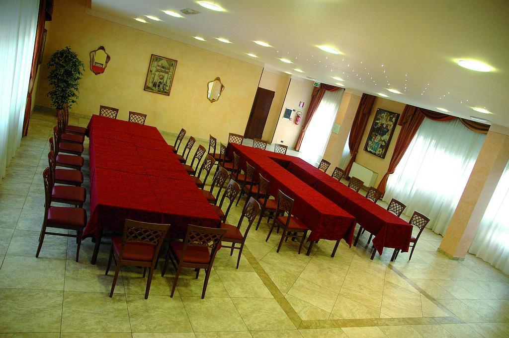 Hotel Ristorante Paladini Carisio Екстер'єр фото