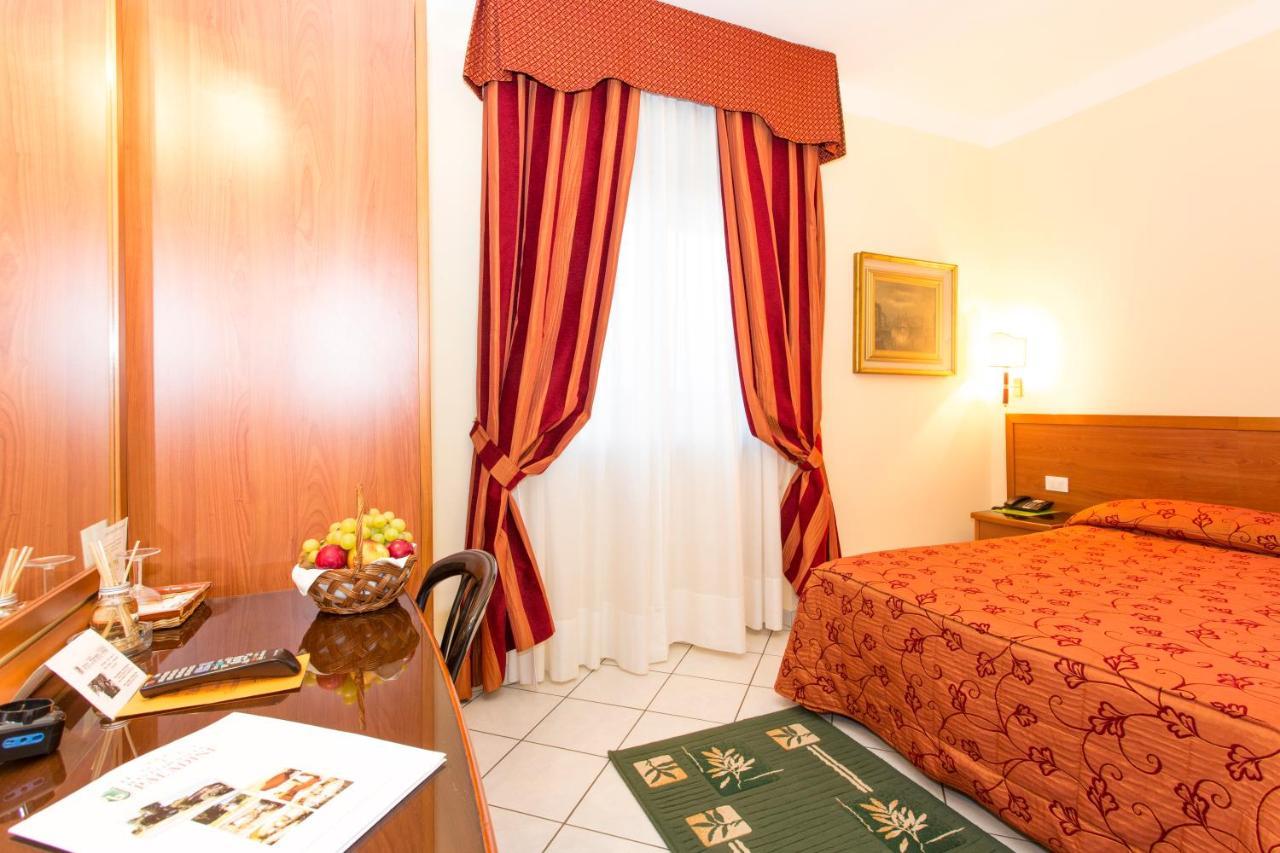 Hotel Ristorante Paladini Carisio Екстер'єр фото