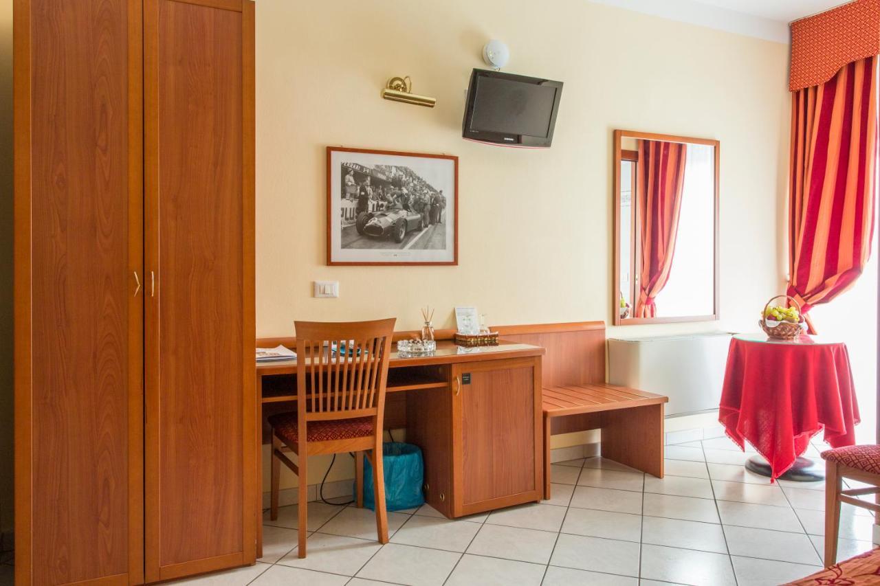 Hotel Ristorante Paladini Carisio Екстер'єр фото