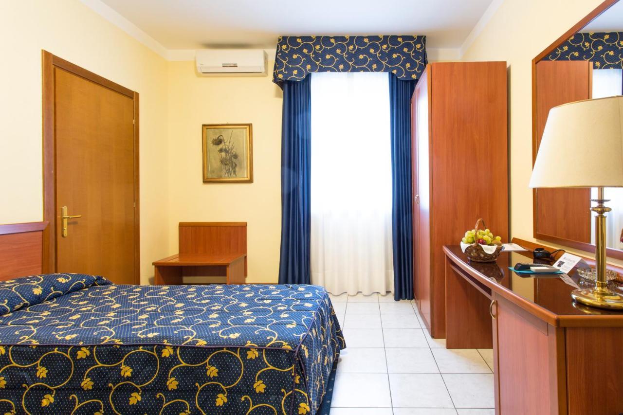 Hotel Ristorante Paladini Carisio Екстер'єр фото