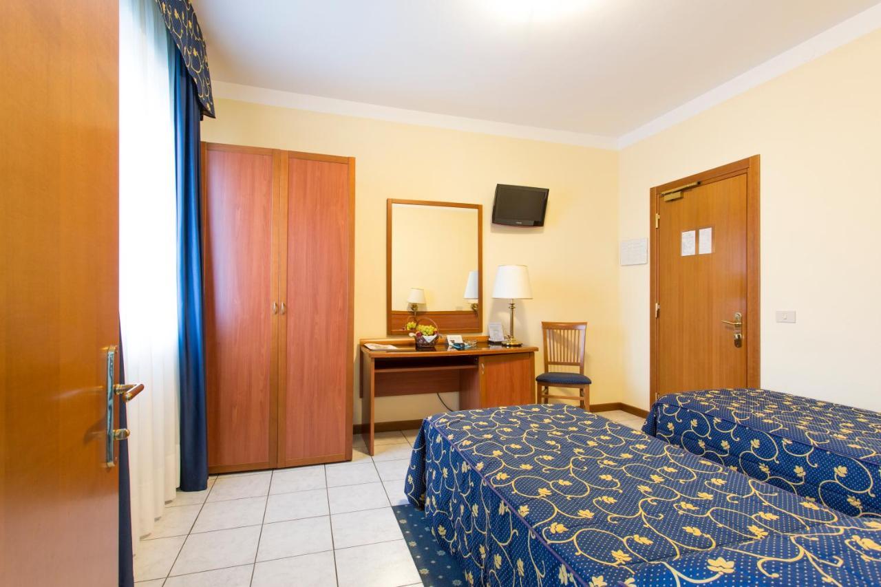 Hotel Ristorante Paladini Carisio Екстер'єр фото