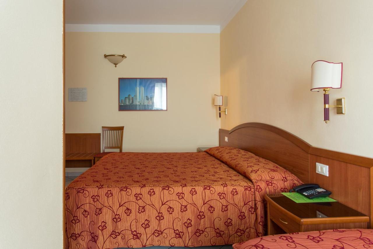 Hotel Ristorante Paladini Carisio Екстер'єр фото
