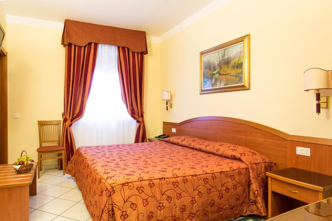 Hotel Ristorante Paladini Carisio Екстер'єр фото