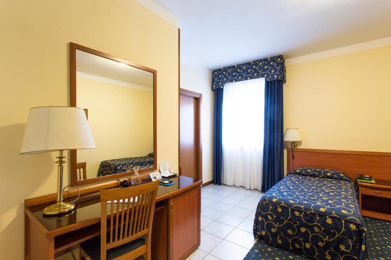 Hotel Ristorante Paladini Carisio Екстер'єр фото