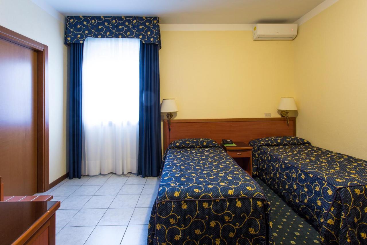Hotel Ristorante Paladini Carisio Екстер'єр фото
