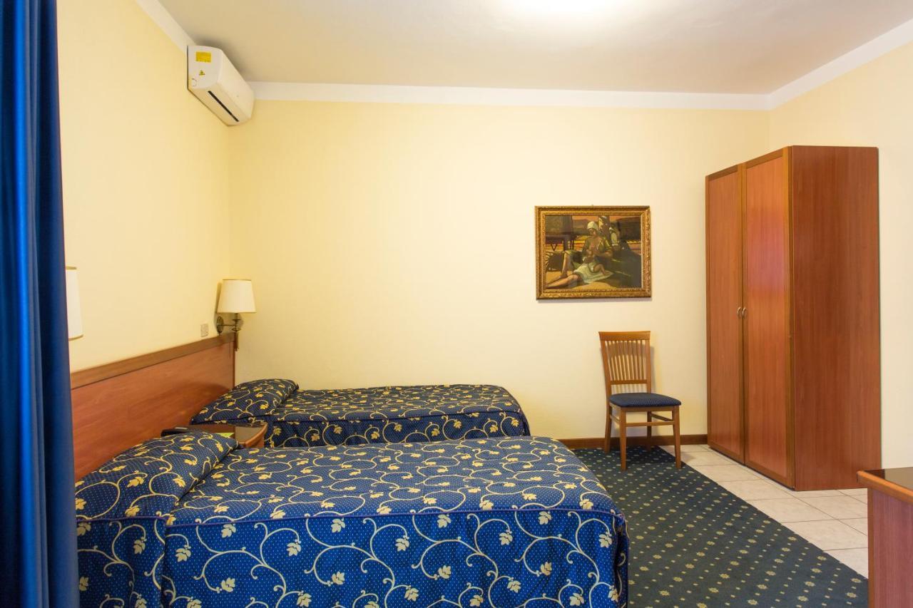 Hotel Ristorante Paladini Carisio Екстер'єр фото